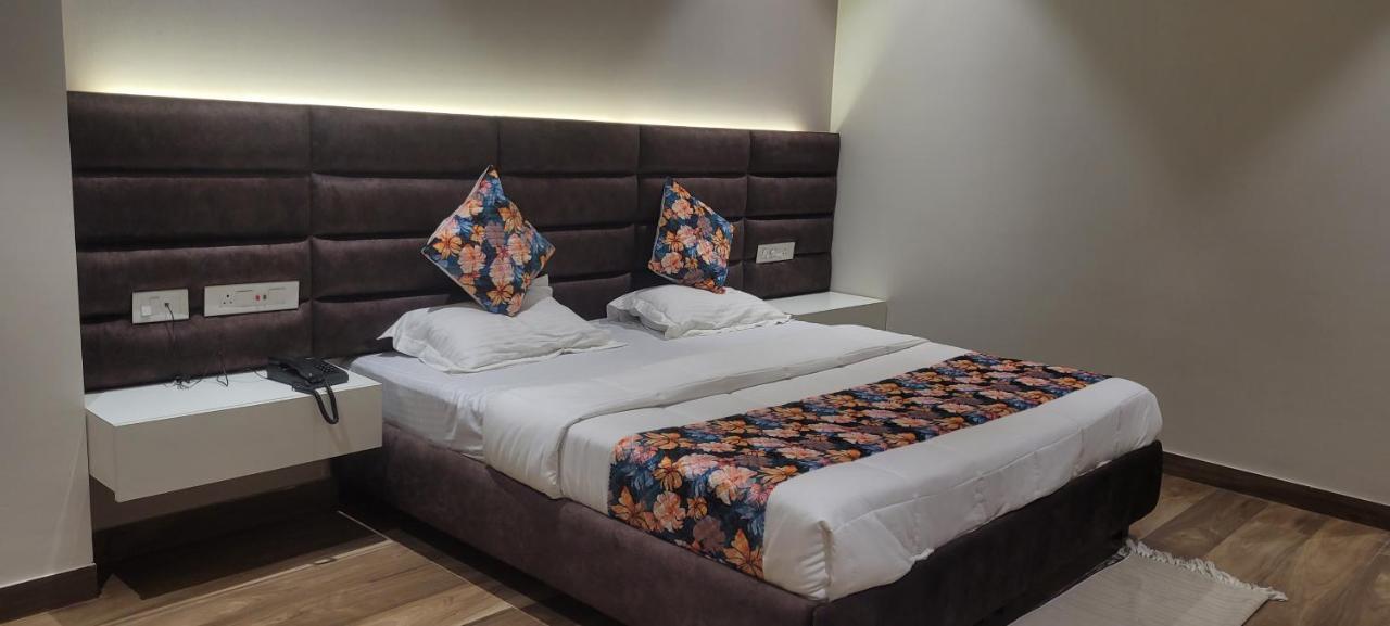 Hotel Alpine Plaza Shāhpur Zewnętrze zdjęcie
