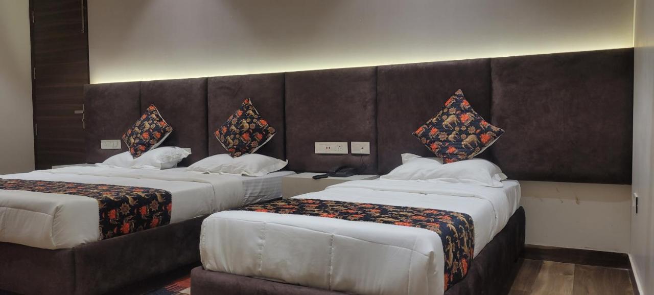 Hotel Alpine Plaza Shāhpur Zewnętrze zdjęcie