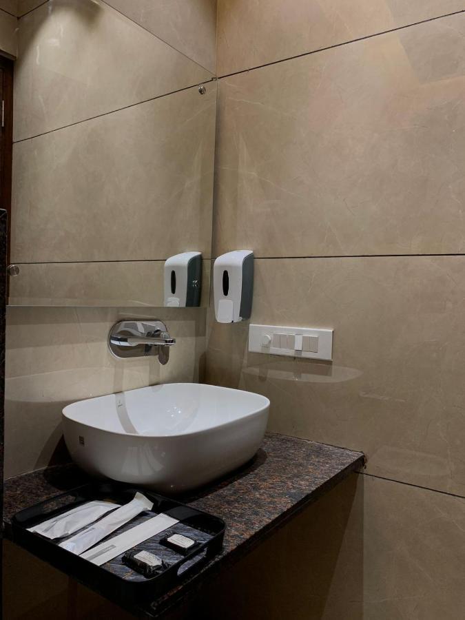 Hotel Alpine Plaza Shāhpur Zewnętrze zdjęcie