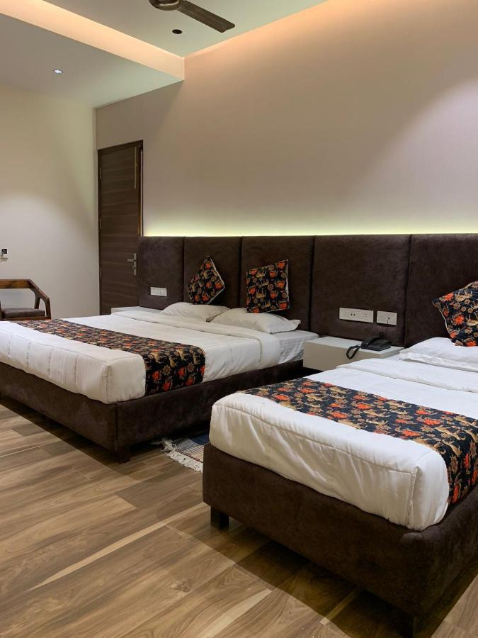Hotel Alpine Plaza Shāhpur Zewnętrze zdjęcie