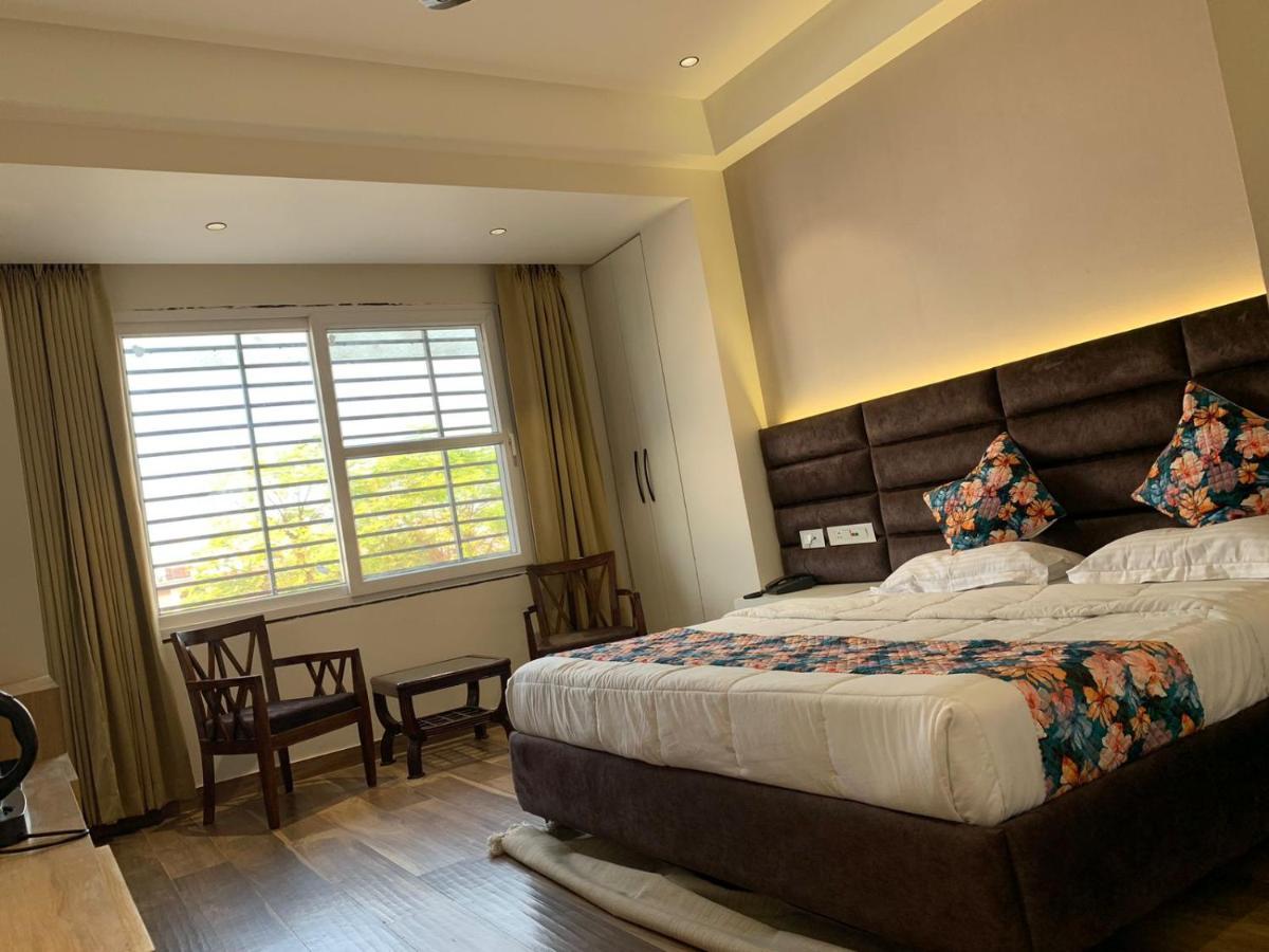 Hotel Alpine Plaza Shāhpur Zewnętrze zdjęcie