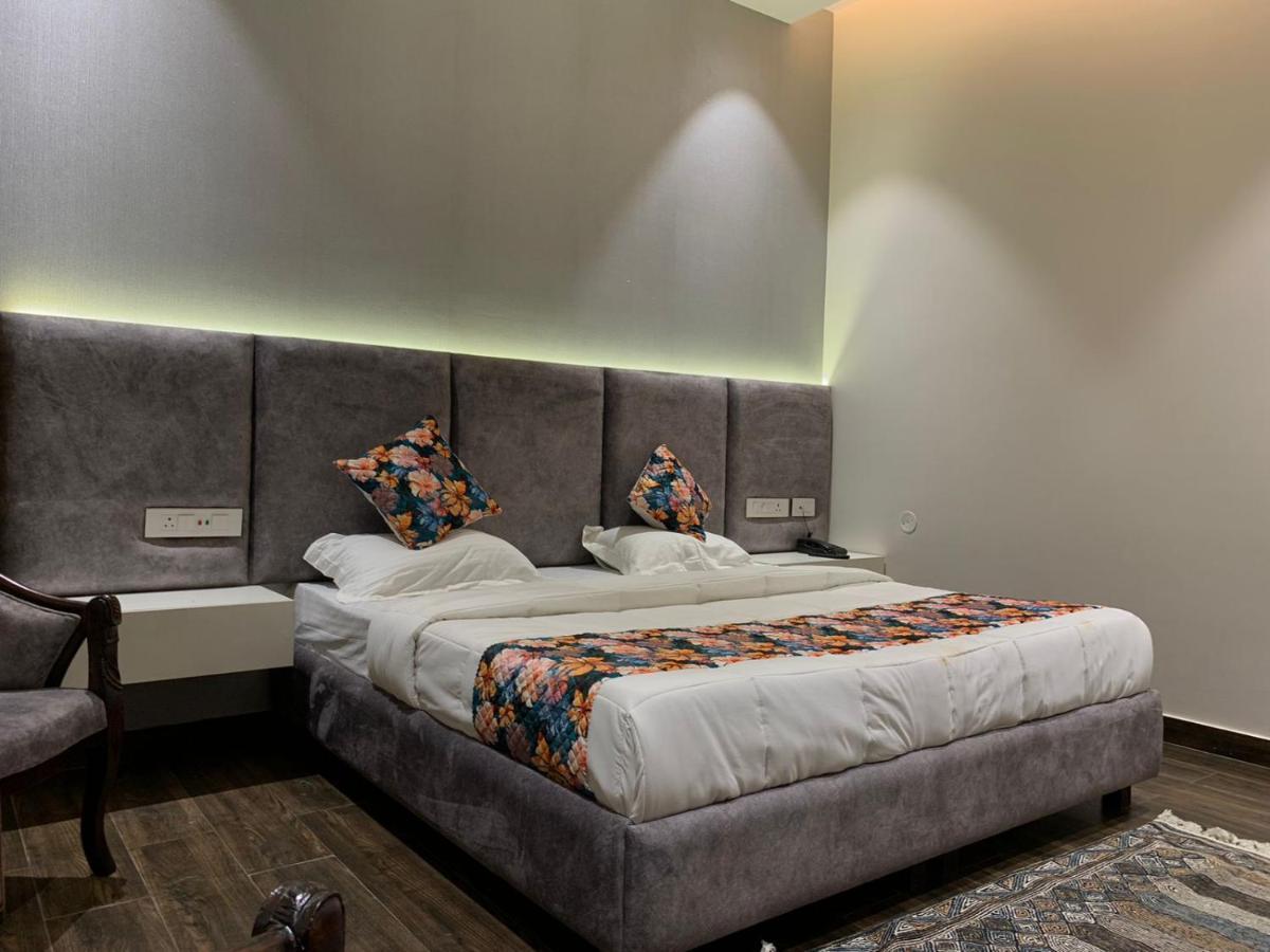 Hotel Alpine Plaza Shāhpur Zewnętrze zdjęcie